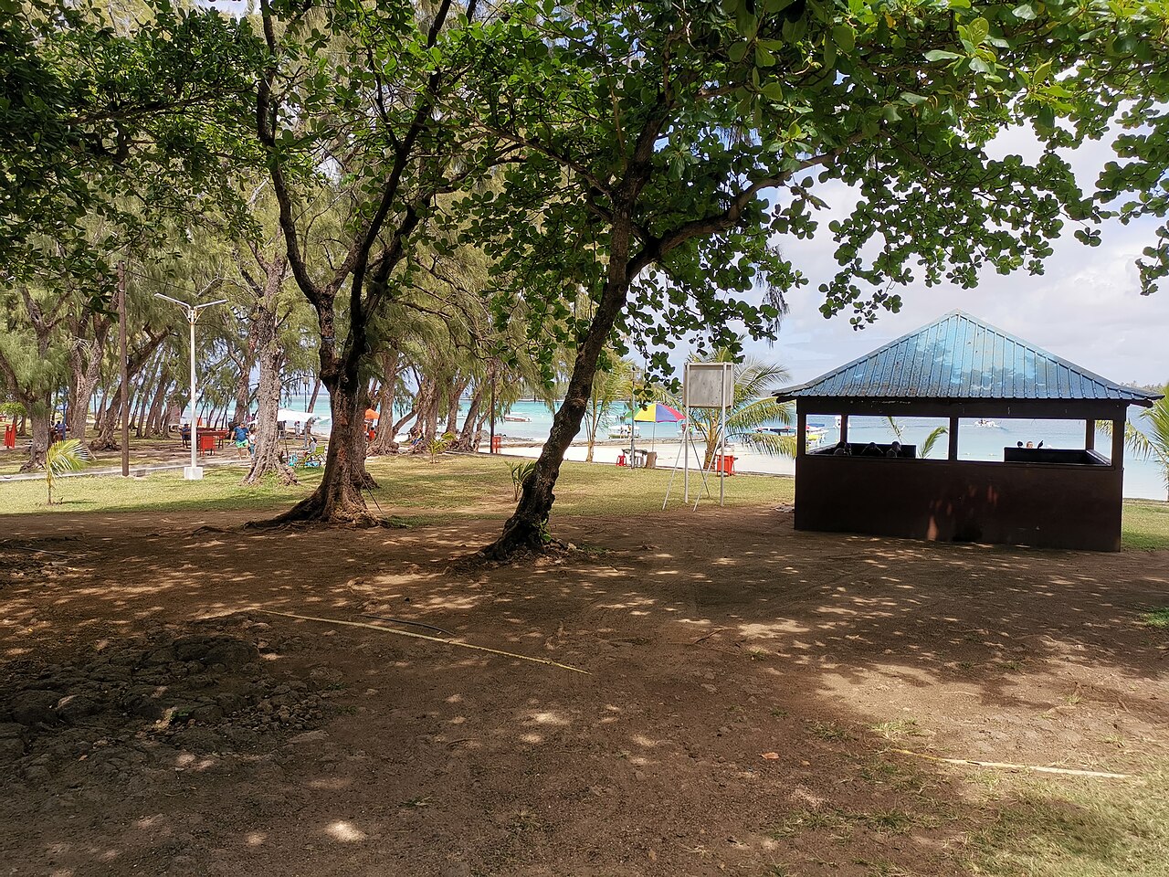 Trees and a shelter behind Blue Bay beach