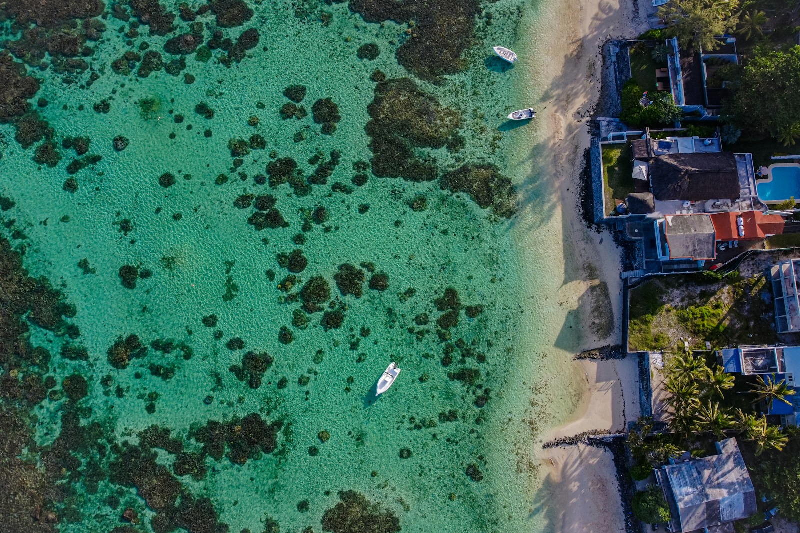 Vue aérienne des formations récifales et des bateaux près du rivage de Blue Bay