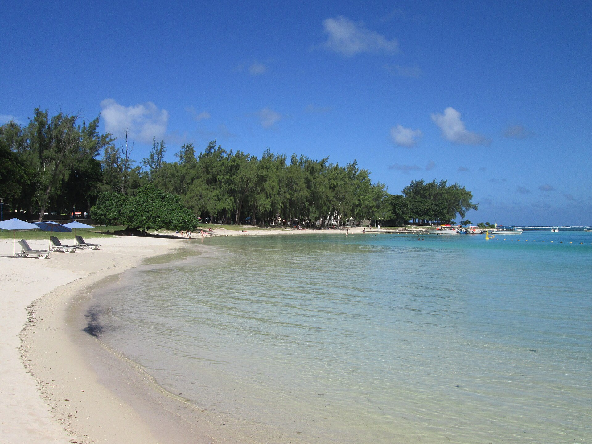 Le rivage de sable de Blue Bay